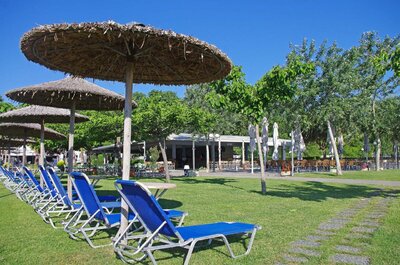 Hotel Sun Beach-Platamonas-Olympská riviéra-záhrada a beach bar-letecký zájazd CK Turancar-pláž