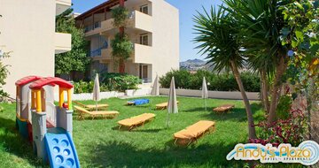 Andy´s Plaza - záhrada s ležadlami - letecký zájazd CK Turancar - Kréta, Agia Pelagia