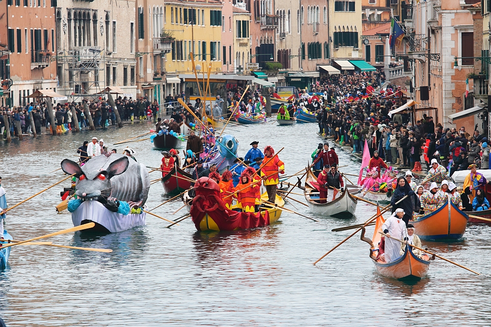 Benátsky karneval sprievod gondol