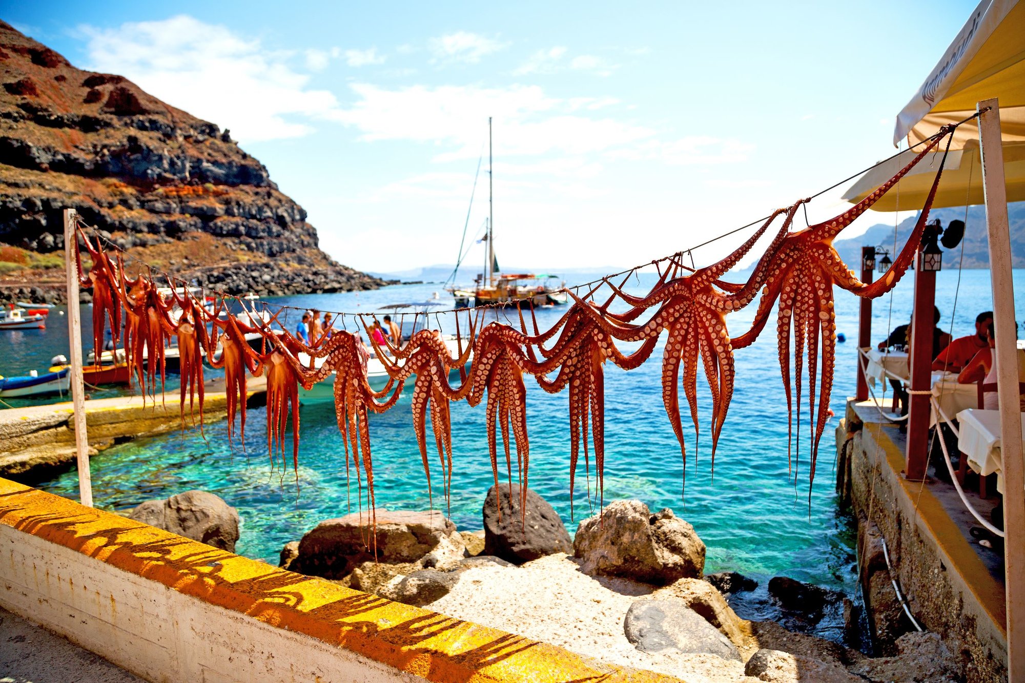 Sušenie šestvých chobotníc v lokálnej gréckej reštaurácií na ostrove Santorini