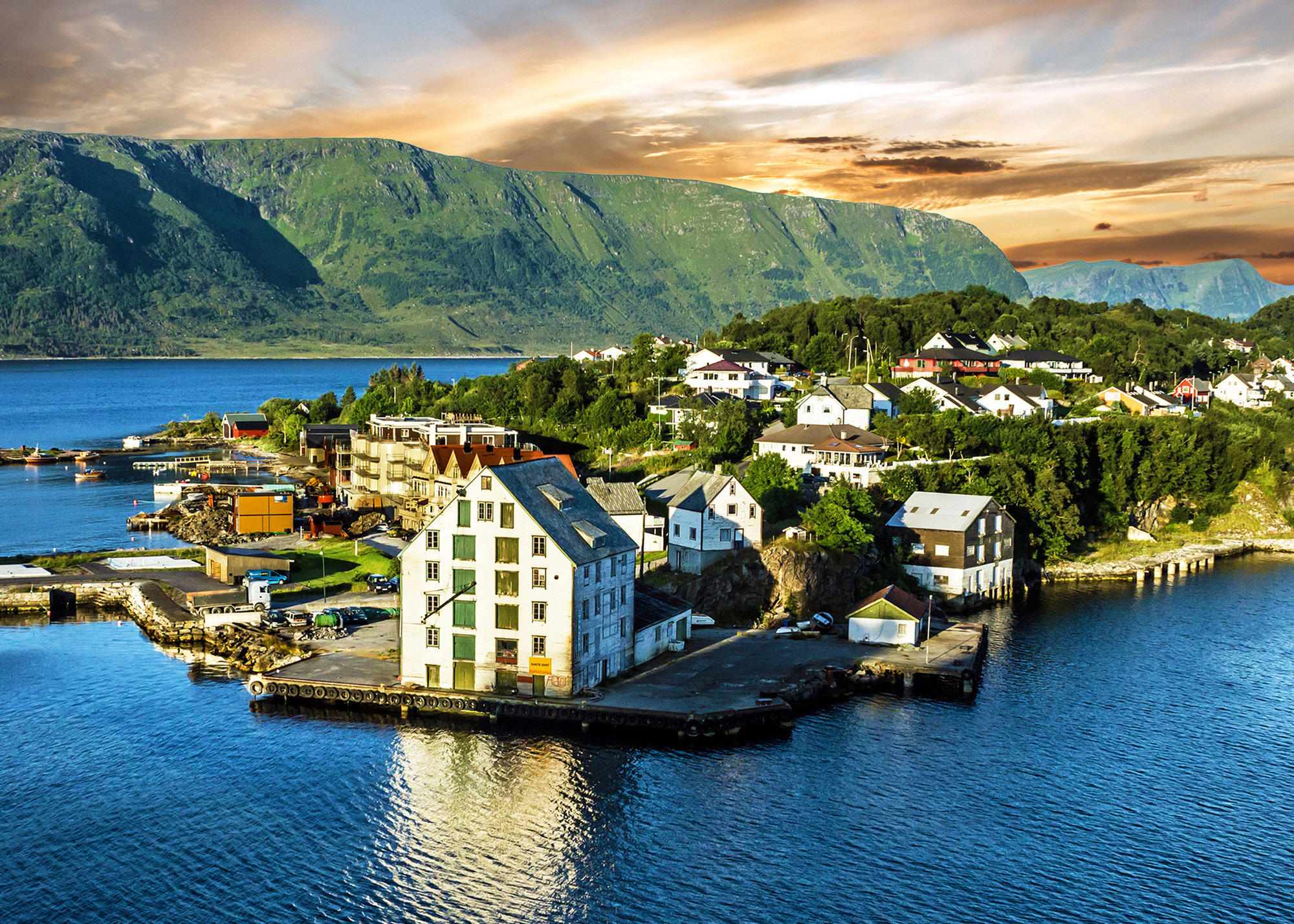 Panoramatický pohľad z lode na mestečko Alesund. 