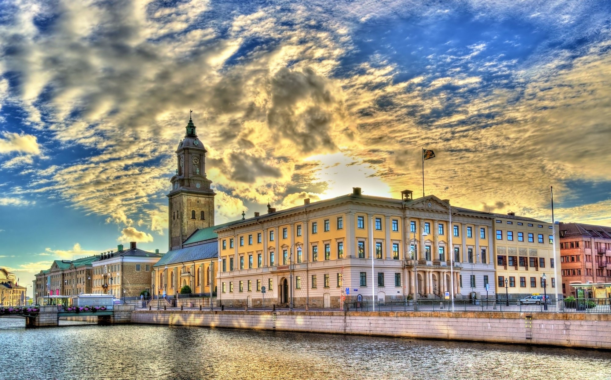Mestská radnica a Nemecký kostol v druhom najväčšom meste Švédska, Göteborgu.