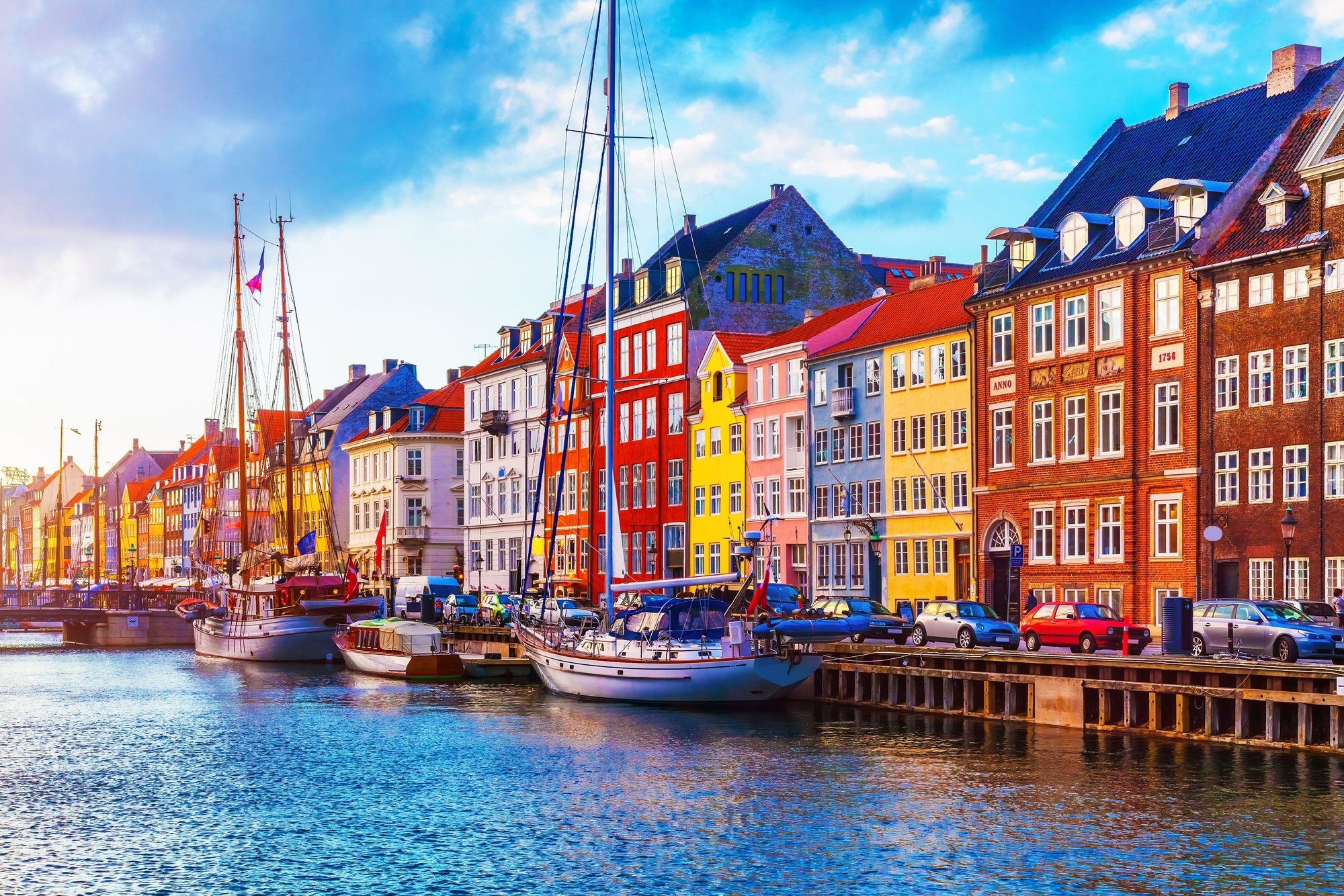 Nihavn mólo s typickými farebnými budovami v starej časti mesta Kodaň