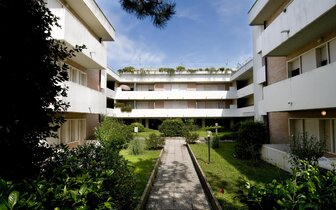 apartmánový dom Gemini s bazénom a záhradou v časti Pineda v Bibione, zájazdy autobusovou a ind. dopravou CK TURANCAR