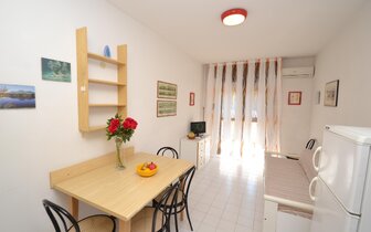 apartmánový dom Gemini s bazénom a záhradou v časti Pineda v Bibione, zájazdy autobusovou a ind. dopravou CK TURANCAR