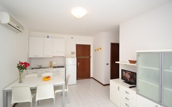 apartmánový dom Gemini s bazénom a záhradou v časti Pineda v Bibione, zájazdy autobusovou a ind. dopravou CK TURANCAR