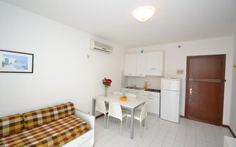 apartmánový dom Gemini s bazénom a záhradou v časti Pineda v Bibione, zájazdy autobusovou a ind. dopravou CK TURANCAR