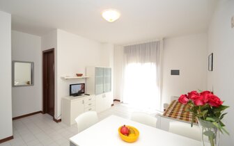 apartmánový dom Gemini s bazénom a záhradou v časti Pineda v Bibione, zájazdy autobusovou a ind. dopravou CK TURANCAR