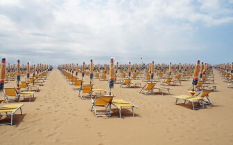 apartmánový dom Gemini s bazénom a záhradou v časti Pineda v Bibione, zájazdy autobusovou a ind. dopravou CK TURANCAR