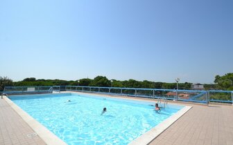 apartmánový dom Gemini s bazénom a záhradou v časti Pineda v Bibione, zájazdy autobusovou a ind. dopravou CK TURANCAR