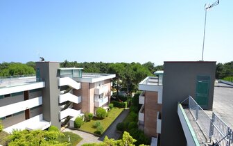 apartmánový dom Gemini s bazénom a záhradou v časti Pineda v Bibione, zájazdy autobusovou a ind. dopravou CK TURANCAR