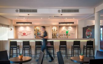 Hotel Bella beach - bar - letecký zájazd CK Turancar - Kréta, Anissaras