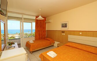 Hotel Eri Beach & Village - izba - letecký zájazd CK Turancar - Kréta, Hersonissos