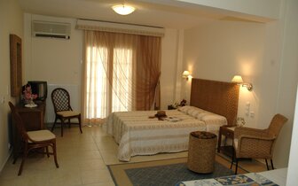 Hotel Poseidon - izba v staršej čati hotela - letecký zájazd CK Turancar - Grécko, Olympská riviéra, Paralia Hotel Poseidon - izba v staršej čati hotela - letecký zájazd CK Turancar - Grécko, Olympská riviéra, Paralia