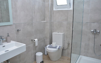Hotel Poseidon - kúpeľňa v novej časti - letecký zájazd CK Turancar - Grécko, Olympská riviéra, Paralia Hotel Poseidon - kúpeľňa v novej časti - letecký zájazd CK Turancar - Grécko, Olympská riviéra, Paralia