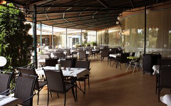 Hotel Tiara Beach - terasa reštaurácie - letecký zájazd CK Turancar - Bulharsko, Slnečné pobrežie Hotel Tiara Beach - terasa reštaurácie - letecký zájazd CK Turancar - Bulharsko, Slnečné pobrežie