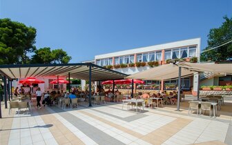 Hotel Centinera - reštaurácia s terasou - autobusový zájazd CK Turancar - Chorvátsko, Istria, Pula