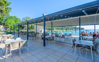 Hotel Centinera - plážový bar -autobusový zájazd CK Turancar - Chorvátsko, Istria, Pula