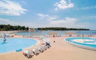 Apartmány Polynesia - areál s bazénom - autobusový zájazd CK Turancar - Chorvátsko, Istria, Umag, Katoro