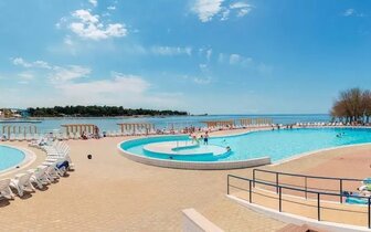 Apartmány Polynesia - areál s bazénom - autobusový zájazd CK Turancar - Chorvátsko, Istria, Umag, Katoro