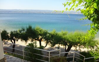 Penzión Star - pláž - Chorvátsko Omiš Nemira - autobusový zájazd CK Turancar