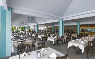 Insula Resort - terasa pri bazéne - letecký zájazd CK Turancar - Turecko, Konakli Insula Resort - terasa pri bazéne - letecký zájazd CK Turancar - Turecko, Konakli
