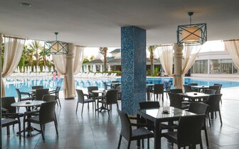 Insula Resort - terasa pri bazéne - letecký zájazd CK Turancar - Turecko, Konakli Insula Resort - terasa pri bazéne - letecký zájazd CK Turancar - Turecko, Konakli