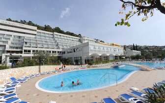 Hotel Narcis - areál s bazénom - autobusový zájazd CK Turancar - Chorvátsko, Istria, Rabac