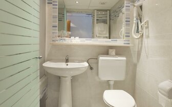 Hotel Narcis - kúpeľňa - autobusový zájazd CK Turancar - Chorvátsko, Istria, Rabac