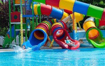 Hotel Narcis - bazén s tobogánmi - autobusový zájazd CK Turancar - Chorvátsko, Istria, Rabac