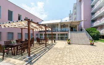 Hotel Belitsa - terasa - letecký a  autobusový zájazd CK Turancar - Bulharsko stredisko  Primorsko Hotel Belitsa - terasa - letecký a  autobusový zájazd CK Turancar - Bulharsko stredisko  Primorsko