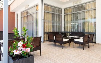 Hotel Belitsa - terasa - letecký a  autobusový zájazd CK Turancar - Bulharsko stredisko  Primorsko Hotel Belitsa - terasa - letecký a  autobusový zájazd CK Turancar - Bulharsko stredisko  Primorsko