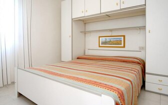 apartmánový dom Laura s bazénom v blízkosti kúpeľov, zájazdy autobusovou a individuálnou dopravou do Talianska, Bibione 