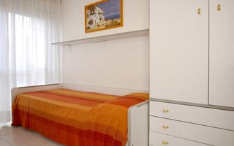 apartmánový dom Laura s bazénom v blízkosti kúpeľov, zájazdy autobusovou a individuálnou dopravou do Talianska, Bibione 