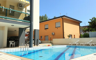 apartmánový dom Laura s bazénom v blízkosti kúpeľov, zájazdy autobusovou a individuálnou dopravou do Talianska, Bibione 