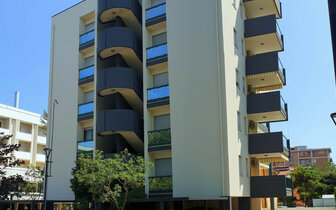 apartmánový dom Laura s bazénom v blízkosti kúpeľov, zájazdy autobusovou a individuálnou dopravou do Talianska, Bibione 