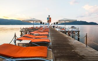 Hotel Elegance International - drevenné mólo na pláži - letecký zájazd CK Turancar - Marmaris, Turecko
