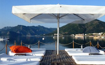 Hotel Elegance International - drevenné mólo na pláži - letecký zájazd CK Turancar - Marmaris, Turecko
