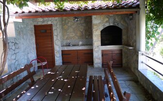 Apartmány Mateo - terasa na grilovanie - autobusový zájazd CK Turancar - Chorvátsko, Omiš, Nemira