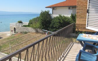 Vila Vukovič Davor - pohľad z budovy č.1 - autobusový zájazd CK Turancar - Chorvátsko - Omiš (Duće)