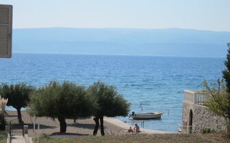 Vila Vukovič Davor - pohľad z budovy č.1 - autobusový zájazd CK Turancar - Chorvátsko - Omiš (Duće)