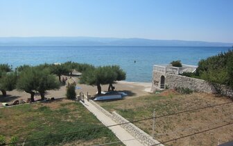 Vila Vukovič Davor - pohľad z budovy č.1 - autobusový zájazd CK Turancar - Chorvátsko - Omiš (Duće)