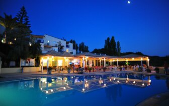 Hotel Rethymno Mare - večerný pohľad na bazén - letecká doprava CK Turancar - Kréta, Skaleta