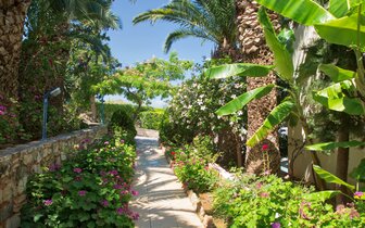 Hotel Rethymno Mare - alej k pláži - letecká doprava CK Turancar - Kréta, Skaleta