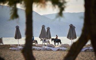 Hotel Mythos Palace Resort - pláž - letecký zájazd CK Turancar - Kréta, Georgioupolis Kournas