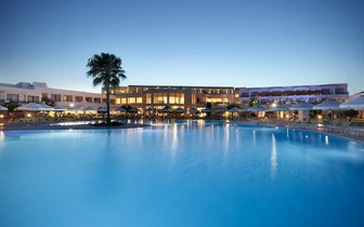 Hotel  Apollo Blue - pohľad na hotel a bazén - letecký zájazd CK Turancar - Faliraki, Rodos Hotel  Apollo Blue - pohľad na hotel a bazén - letecký zájazd CK Turancar - Faliraki, Rodos