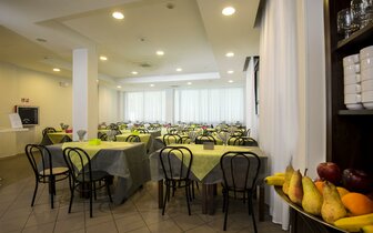 Dovolenka individuálnou a autobusovou dopravou v hoteli SCARLET v stredisku RIMINI MARINA CENTRO, CK TURANCAR.