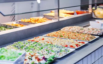 Checkin Garbí - bufetové stoly - letecký zájazd CK Turancar - Španielsko, Calella