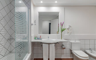 H10 Rubicon Palace - kúpeľňa - letecký zájazd CK Turancar - Lanzarote, Playa Blanca H10 Rubicon Palace - kúpeľňa - letecký zájazd CK Turancar - Lanzarote, Playa Blanca