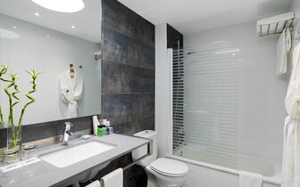 H10 White Suites Boutique Hotel - kúpeľňa - letecký zájazd CK Turancar - Lanzarote, Playa Blanca H10 White Suites Boutique Hotel - kúpeľňa - letecký zájazd CK Turancar - Lanzarote, Playa Blanca